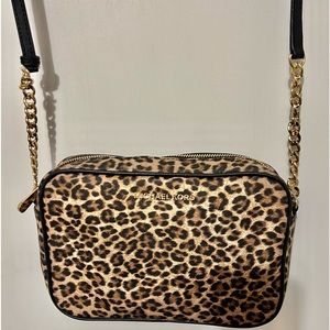 Michael Kors leopard Crossbody jet setter, used once like brand new.
